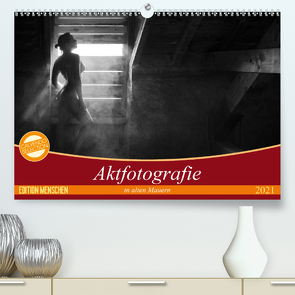 Aktfotografie in alten Mauern (Premium, hochwertiger DIN A2 Wandkalender 2021, Kunstdruck in Hochglanz) von Geiser,  Judith