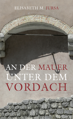 An der Mauer unter dem Vordach von Jursa,  Elisabeth M