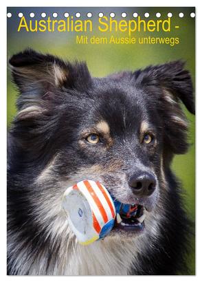 Australian Shepherd – Mit dem Aussie unterwegs (Tischkalender 2024 DIN A5 hoch), CALVENDO Monatskalender von Mayer Tierfotografie,  Andrea