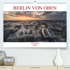 Berlin von oben (Premium, hochwertiger DIN A2 Wandkalender 2023, Kunstdruck in Hochglanz) von Behnert,  Ronny