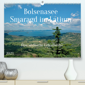 Bolsenasee Smaragd im Latium (Premium, hochwertiger DIN A2 Wandkalender 2023, Kunstdruck in Hochglanz) von Kleemann,  Claudia