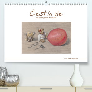 C‘ est la vie – Der Teddybären Kalender (Premium, hochwertiger DIN A2 Wandkalender 2021, Kunstdruck in Hochglanz) von Netkal,  Atelier