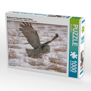 CALVENDO Puzzle Bartkauz im Flug ueber Winter Wiese. 1000 Teile Lege-Größe 64 x 48 cm Foto-Puzzle Bild von ROLF KOPFLE