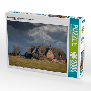 CALVENDO Puzzle Reetdachhöfe mit Sturmwolken auf Sylt 2000 Teile Lege-Größe 90 x 67 cm Foto-Puzzle Bild von Christian Müringer