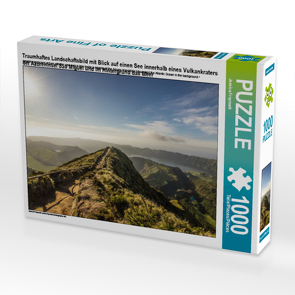 CALVENDO Puzzle Traumhaftes Landschaftsbild mit Blick auf einen See innerhalb eines Vulkankraters der Azoreninsel São Miguel und im Hintergrund das Meer 1000 Teile Lege-Größe 64 x 48 cm Foto-Puzzle Bild von Jessica Freymark