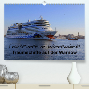 Cruiseliner in Warnemünde (Premium, hochwertiger DIN A2 Wandkalender 2023, Kunstdruck in Hochglanz) von le Plat,  Patrick