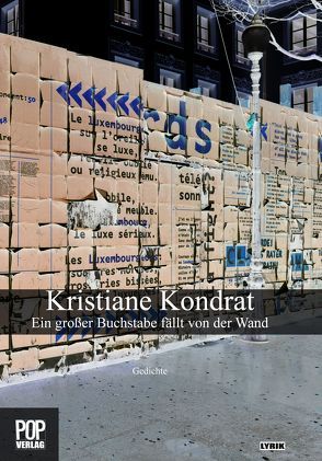 Ein großer Buchstabe fällt von der Wand von Kondrat,  Kristiane