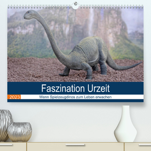 Faszination Urzeit – wenn Spielzeugdinos zum Leben erwachen (Premium, hochwertiger DIN A2 Wandkalender 2023, Kunstdruck in Hochglanz) von Bartruff,  Thomas