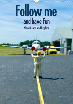 Follow me and have fun – kleine Leute am Flugplatz (Wandkalender 2023 DIN A3 hoch) von Kunst-Fliegerin