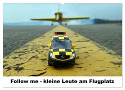 Follow me – kleine Leute am Flugplatz (Wandkalender 2024 DIN A2 quer), CALVENDO Monatskalender von Fliegerin,  Kunst