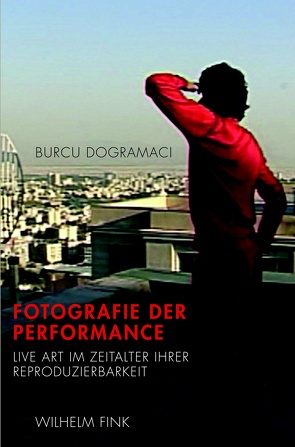 Fotografie der Performance von Dogramaci,  Burcu