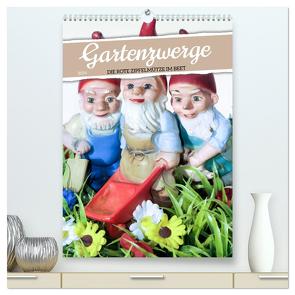 Gartenzwerge: Die rote Zipfelmütze im Beet (hochwertiger Premium Wandkalender 2024 DIN A2 hoch), Kunstdruck in Hochglanz von CALVENDO,  CALVENDO