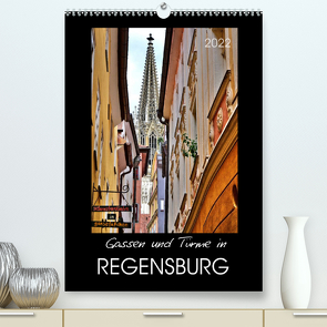 Gassen und Türme in Regensburg (Premium, hochwertiger DIN A2 Wandkalender 2022, Kunstdruck in Hochglanz) von Heußlein,  Jutta