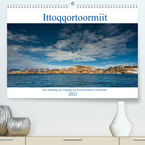 Ittoqqortoormiit – Eine Siedlung am Eingang des Scoresbysund in Grönland (Premium, hochwertiger DIN A2 Wandkalender 2022, Kunstdruck in Hochglanz) von Hagen,  Mario