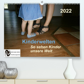 Kinderwelten – So sehen Kinder unsere Welt (Premium, hochwertiger DIN A2 Wandkalender 2022, Kunstdruck in Hochglanz) von Querida