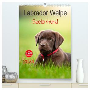 Labrador Welpe – Seelenhund (hochwertiger Premium Wandkalender 2024 DIN A2 hoch), Kunstdruck in Hochglanz von Schiller,  Petra