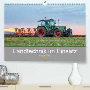 Landtechnik im Einsatz (Premium, hochwertiger DIN A2 Wandkalender 2021, Kunstdruck in Hochglanz) von Mark S.,  Fotografie