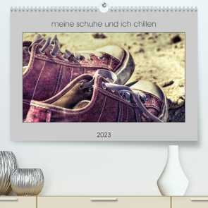 meine schuhe und ich chillen (Premium, hochwertiger DIN A2 Wandkalender 2023, Kunstdruck in Hochglanz) von aplowski,  andrea