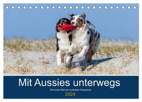 Mit Aussies unterwegs – Die bunte Welt der Australian Shepherds (Tischkalender 2024 DIN A5 quer), CALVENDO Monatskalender von Mirsberger,  Annett