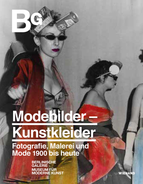 Modebilder – Kunstkleider. Fotografie, Malerei und Mode 1900 bis heute von Beckers,  Marion, Berger,  Friederike, Burmeister,  Ralf, Hopf,  Alexandra, Köhler,  Thomas, Lütgens,  Annelie, Moortgat,  Elisabeth, Reich,  Katia, Remus,  Heike-Katrin, Söll,  Änne, Vogel,  Hanna, Wolter,  Gundula