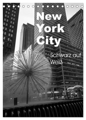 New York City Schwarz auf Weiß (Tischkalender 2024 DIN A5 hoch), CALVENDO Monatskalender von Aatz,  Markus