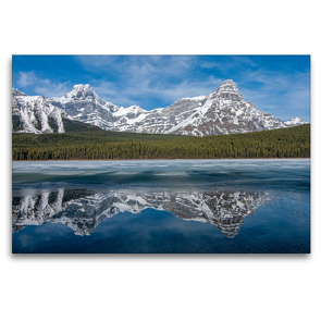 Premium Textil-Leinwand 120 x 80 cm Quer-Format Die verschneiten Gipfel des Howse Peak und des Mount Chephren spiegeln sich im teilweise gefrorenen Waterfowl Lake | Wandbild, HD-Bild auf Keilrahmen, Fertigbild auf hochwertigem Vlies, Leinwanddruck von Daniel Meissner