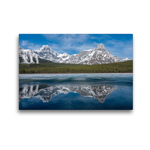 Premium Textil-Leinwand 45 x 30 cm Quer-Format Die verschneiten Gipfel des Howse Peak und des Mount Chephren spiegeln sich im teilweise gefrorenen Waterfowl Lake | Wandbild, HD-Bild auf Keilrahmen, Fertigbild auf hochwertigem Vlies, Leinwanddruck von Daniel Meissner