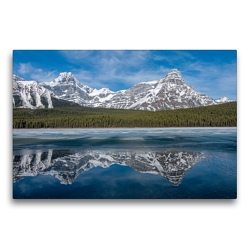 Premium Textil-Leinwand 75 x 50 cm Quer-Format Die verschneiten Gipfel des Howse Peak und des Mount Chephren spiegeln sich im teilweise gefrorenen Waterfowl Lake | Wandbild, HD-Bild auf Keilrahmen, Fertigbild auf hochwertigem Vlies, Leinwanddruck von Daniel Meissner