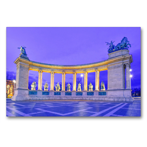 Premium Textil-Leinwand 90 x 60 cm Quer-Format Das Millenniumsdenkmal am Heldenplatz zur blauen Stunde, Hősök tere, 1929 | Wandbild, HD-Bild auf Keilrahmen, Fertigbild auf hochwertigem Vlies, Leinwanddruck von Bettina Hackstein