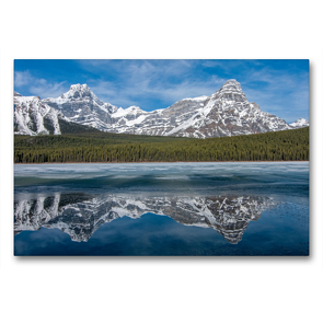 Premium Textil-Leinwand 90 x 60 cm Quer-Format Die verschneiten Gipfel des Howse Peak und des Mount Chephren spiegeln sich im teilweise gefrorenen Waterfowl Lake | Wandbild, HD-Bild auf Keilrahmen, Fertigbild auf hochwertigem Vlies, Leinwanddruck von Daniel Meissner