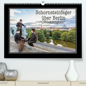 Schornsteinfeger über Berlin – Glückseligkeit (Premium, hochwertiger DIN A2 Wandkalender 2023, Kunstdruck in Hochglanz) von Dudek Fotografie,  Joern