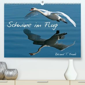 Schwäne im FlugCH-Version (Premium, hochwertiger DIN A2 Wandkalender 2022, Kunstdruck in Hochglanz) von T. Frank,  Roland