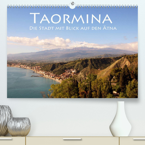 Taormina, die Stadt mit Blick auf den Ätna (Premium, hochwertiger DIN A2 Wandkalender 2022, Kunstdruck in Hochglanz) von Seidl,  Helene