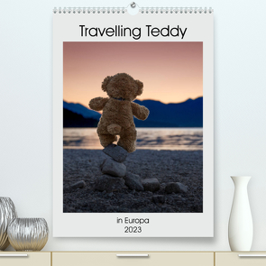 Travelling Teddy in Europa (Premium, hochwertiger DIN A2 Wandkalender 2023, Kunstdruck in Hochglanz) von Kneidinger C-K-Images,  Christian