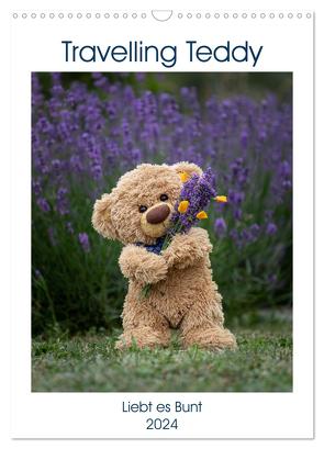 Travelling Teddy liebt es Bunt (Wandkalender 2024 DIN A3 hoch), CALVENDO Monatskalender von Kneidinger,  Christian