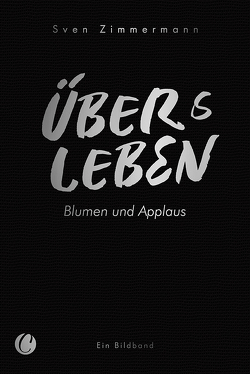 Überleben – Übers Leben. Blumen und Applaus von Artamonow,  Anastasia, Baetzel,  Tom, Berger,  Nina, Both,  Björn, Braun,  Silvy, Breitfelder,  Marc, Brockhues,  Matisek, Büchner,  Klaus, Claussen,  Nicole, Di Meglio,  Deborah, Diedrichsen,  Anne, Egelhaaf,  Christian, Egelhaaf,  Sabine, Engholm,  Björn, Fuchs,  Arved, Galia,  Tadeusz, Gremmel,  André, Günther,  Johanna, Högsdahl,  Björn, Hübner,  Holger, Jensen,  Thomas, Jessen,  Lars, Jochimsen,  Malte, Kankowski,  Kay, Krahe,  Oli, Kuchel,  Stefan, Maltzahn,  Arvid, Marx,  Strupp, Marx,  Wolfgang, Mo,  Maya, Möller,  Jonny, Mueller,  Frank, Nesch,  Torsten, Noffke,  Augustin Martin, Norland,  Synje, Paulsen,  Björn, Plewka,  Jan, Rai,  Ravi, Ratz,  Heinz, Reese,  Heiko, Röttger,  Martin, Schmidt-Arras,  Elena, Schroeter,  Georg, Serfling,  Moira, Skwirblis,  Jens, Stüdemann,  Kati Luzie, Stührwoldt,  Matthias, Waschkowski,  Andreas, Wedemeyer,  Katrin, Zaimoglu,  Feridun, Zell,  Markus, Zimmermann,  Sven