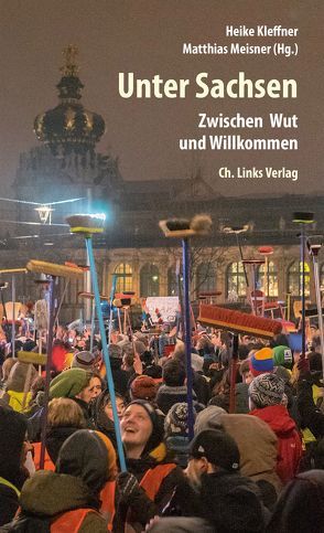 Unter Sachsen von Al Saadi,  Khaldun, Ayata,  Imran, Bartsch,  Michael, Bauer,  Annedore, Baumgärtner,  Maik, Berghofer,  Wolfgang, Bittner,  Michael, Dang,  Trang, Datt,  Thomas, Ditsch,  Christian, Drechsler,  Amrei, Drews,  Jens, Eggert,  Heinz, Eitel,  Hannah, Feustel,  Robert, Ginzel,  Arndt, Hach,  Oliver, Hagenbäumer,  David Sang Jin, Hattke,  Eric, Huber,  Joachim, Kaleri,  Anna, Kaufmann,  Küf, Khello,  Tarek, Kleffner,  Heike, Kraske,  Michael, Laabs,  Dirk, Le,  Han, Leber,  Sebastian, Liebl,  Karlhans, Locke,  Stefan, Maan,  Noura, Mahn-Gauseweg,  Caro, Maier,  Iris Stefanie, Meißner,  Matthias, Michaelis,  Carsten, Moritz,  Tino, Nattke,  Michael, Oelkers,  Julia, Prüwer,  Tobias, Raabe,  Andreas, Richter,  Frank, Rudiš,  Jaroslav, Schmid,  Fabian, Schubél, Schulz,  Werner, Schwarzer,  Ali, Simon,  Paul, Skalicks,  Sören, Staud,  Toralf, Stuttmann,  Klaus, Sundermeyer,  Olaf, Tomaszewski,  Michal, Triegel,  Michael, Vu Phung,  Han Le, Wassermann,  Andreas, Wawerzinek,  Peter