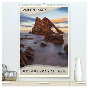 Urlaubsparadiese – Familienplaner (hochwertiger Premium Wandkalender 2024 DIN A2 hoch), Kunstdruck in Hochglanz von Jelen,  Hiacynta